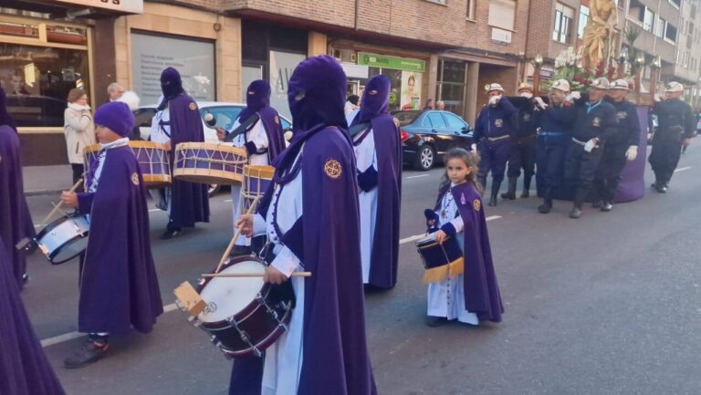 Participantes de la procesión de Jueves Santo en Guardo con tambores
