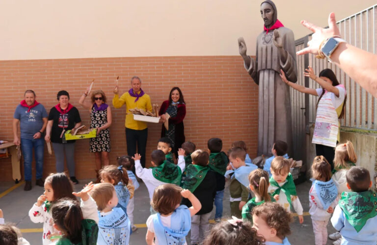 Niños participando en la pedrea del pan y quesillo en la Escuela Infantil Casilda Ordóñez