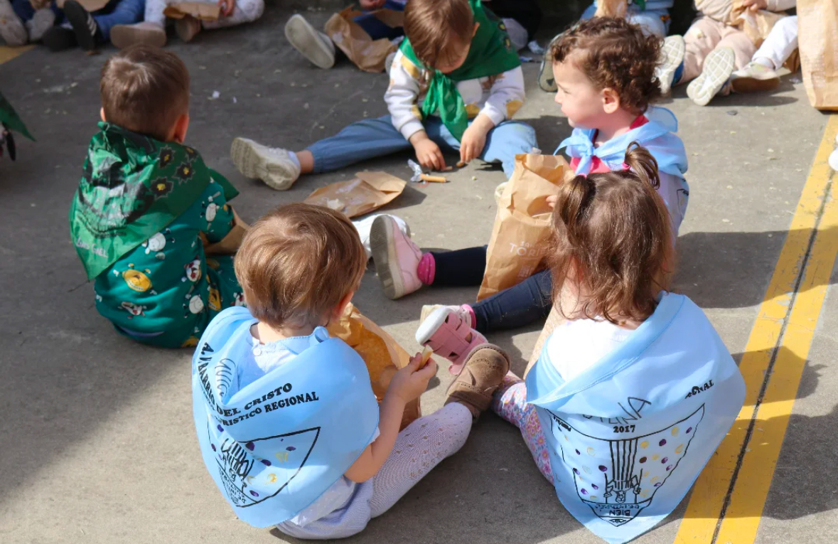 Niños participando en la pedrea del pan y el quesillo en Palencia