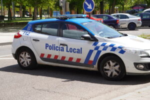 Vehículo de la Policía Local en la avenida Simón Nieto de Palencia