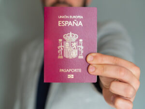Hombre sosteniendo su pasaporte español de la Unión Europea