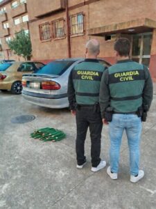 Dos agentes de la Guardia Civil observando un vehículo en Grijota