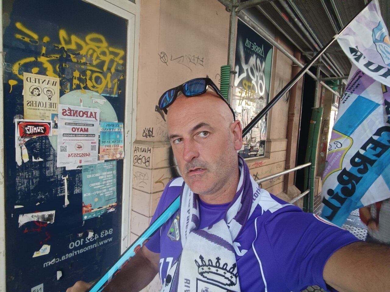 Aficionado con bufanda del CD Becerril en celebración de la Copa