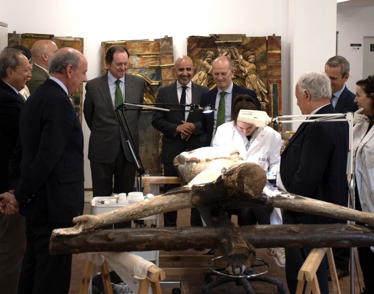 Grupo de personas observando la restauración en el Monasterio de Santa María de Valbuena