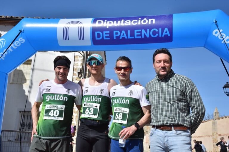 Corredores posando en la meta del III Trail de Melgar de Yuso