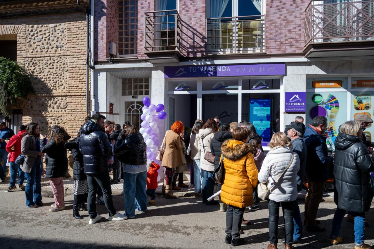 Inauguración de la nueva oficina de Tu Vivienda en Saldaña con una multitud de personas.