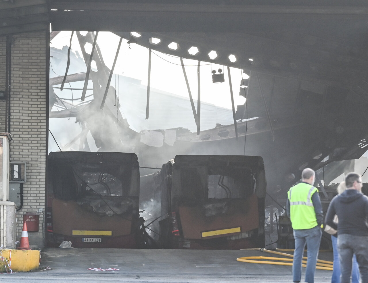 Autobuses dañados por un incendio en las cocheras municipales de Burgos