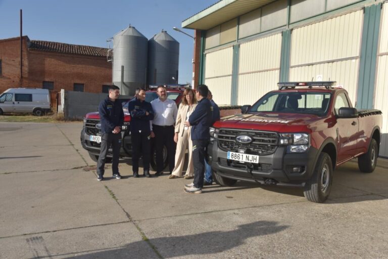 Dos vehículos todoterreno tipo pick-up para el servicio de bomberos