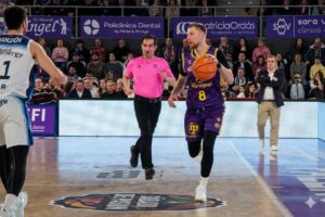 Ingus Jakovics en un partido de baloncesto con el balón en mano