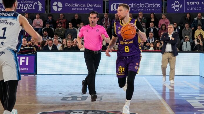 Ingus Jakovics en un partido de baloncesto con el balón en mano