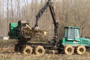 Máquina trabajando en la limpieza de vegetación en el Canal de Castilla