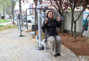 Mujer usando equipo de ejercicio en un parque de Palencia