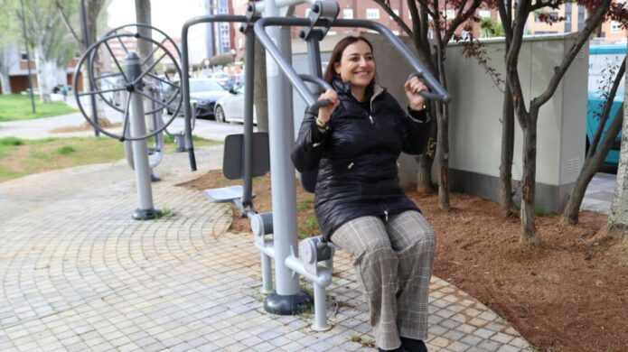 Mujer usando equipo de ejercicio en un parque de Palencia