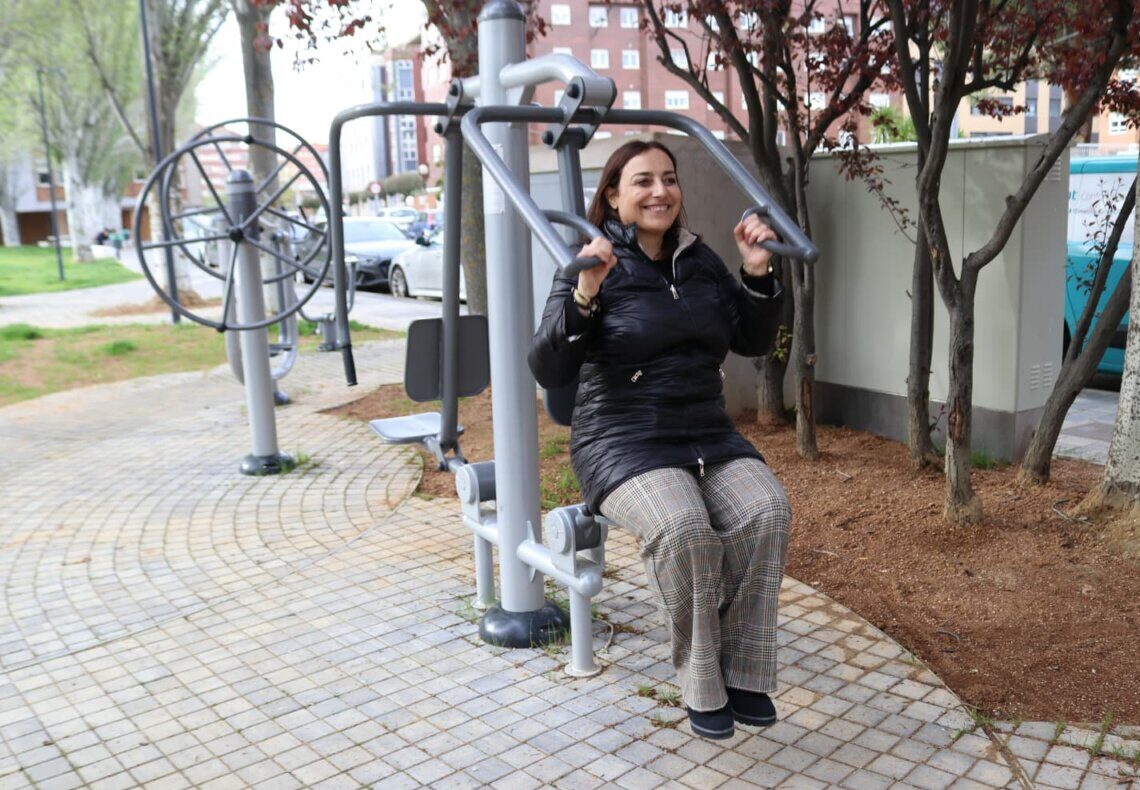 Mujer usando equipo de ejercicio en un parque de Palencia