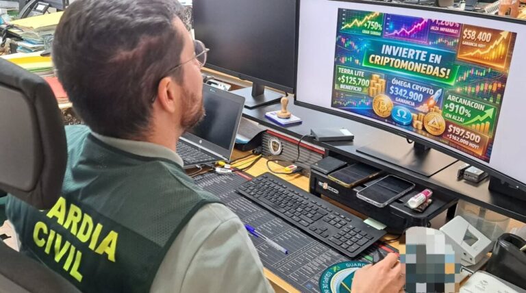 Agente de la Guardia Civil analizando estafa de criptomonedas en un ordenador