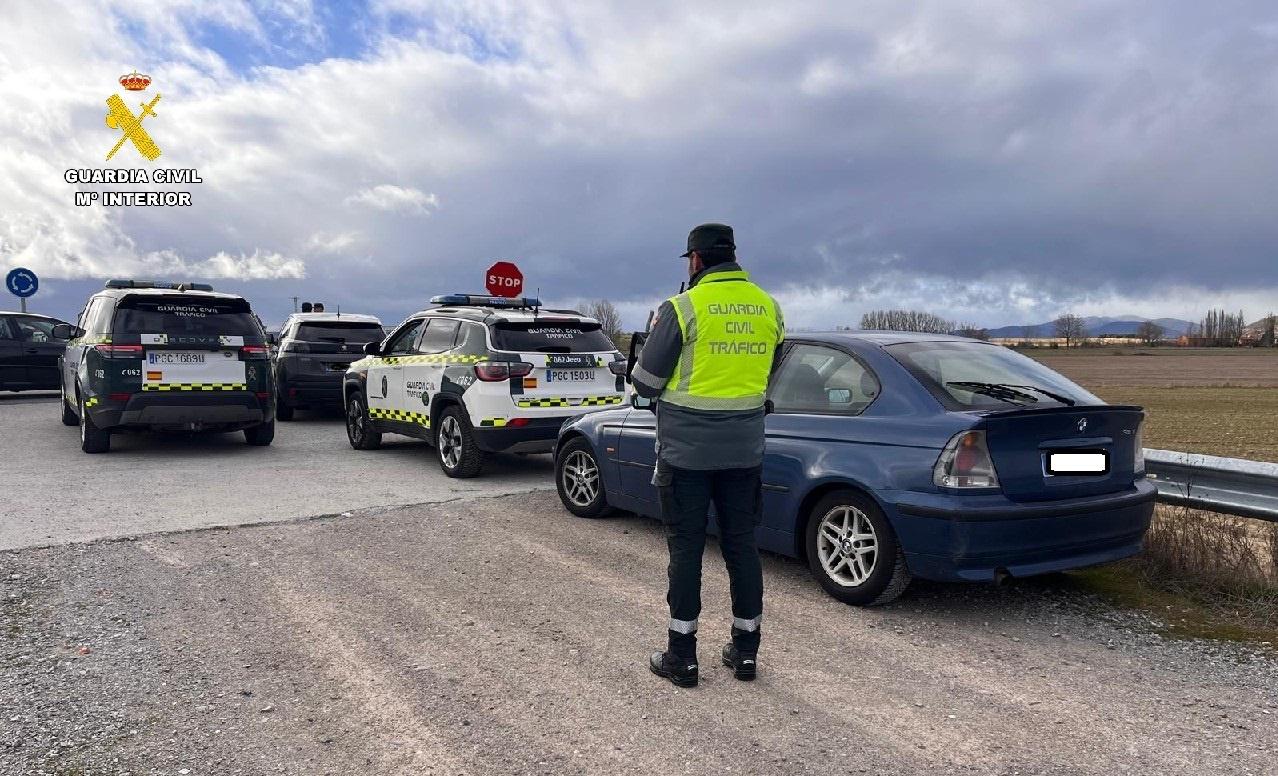 Agente de la Guardia Civil controlando vehículos en una carretera