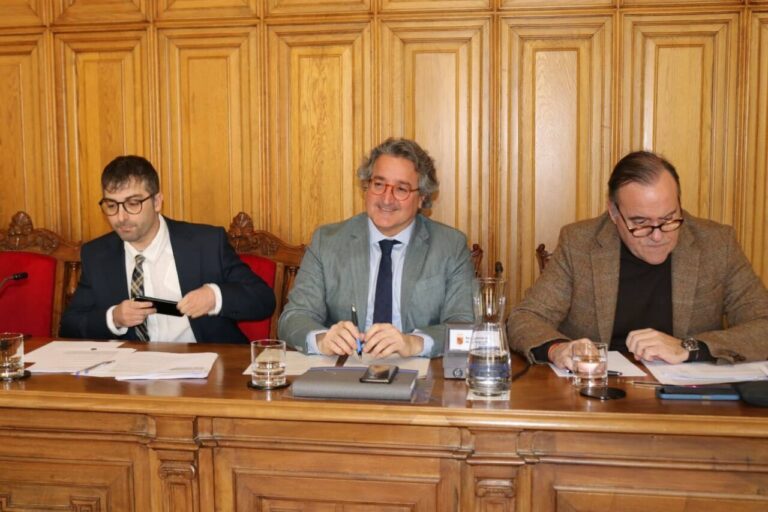 Reunión de la Junta de Gobierno Local en Palencia con concejales presentes