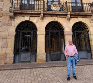 Javier Iglesias frente al Ayuntamiento de Barruelo de Santullán