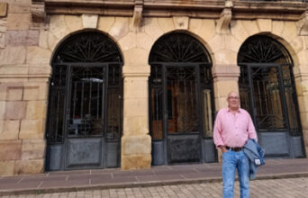 Javier Iglesias frente al Ayuntamiento de Barruelo de Santullán