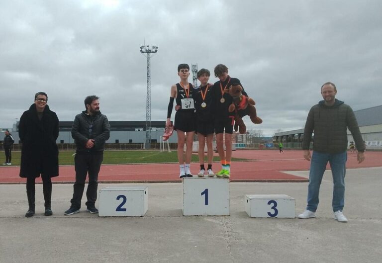 Javier San Vicente en el podio tras ganar el campeonato regional de 3000 metros.