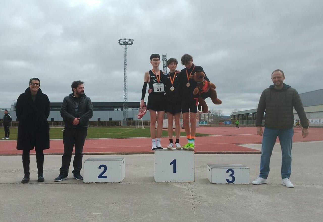 Javier San Vicente en el podio tras ganar el campeonato regional de 3000 metros.