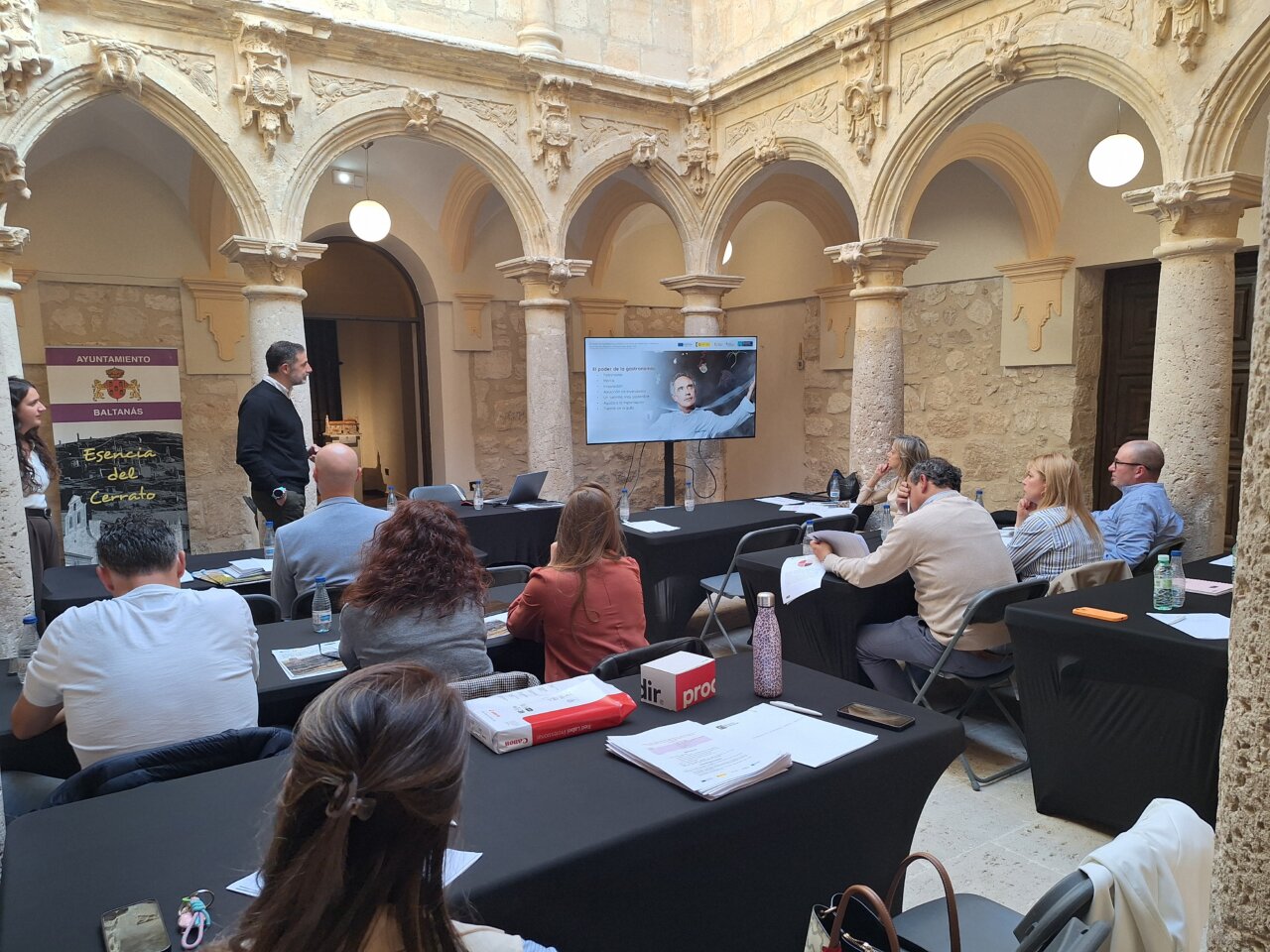 Profesionales discutiendo en la jornada de enoturismo en Baltanás.