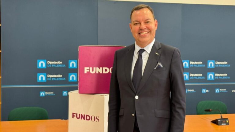 José María Viejo posando junto a cajas de FUNDOS en una sala de Diputación