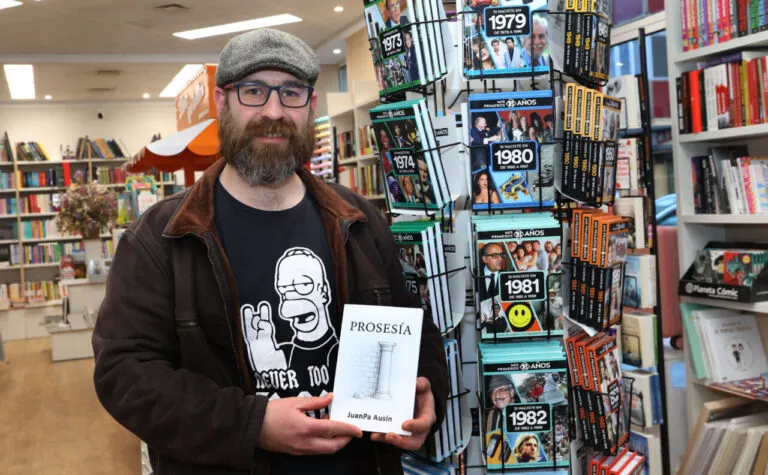 JuanPa Ausín sosteniendo su libro Prosesía en una librería