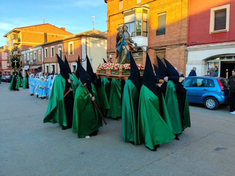 Cofrades en la Semana Santa de Osorno la Mayor llevando un paso