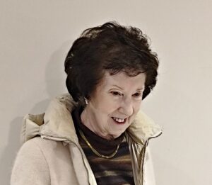 Julia Ara Gil, catedrática de Historia del Arte, sonriente en un evento