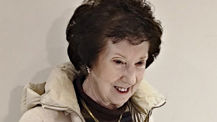Julia Ara Gil, catedrática de Historia del Arte, sonriente en un evento