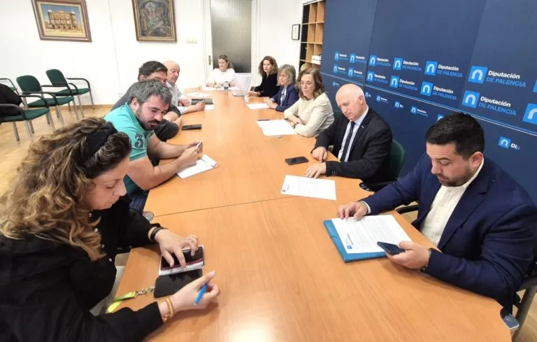 Reunión de la Junta de Gobierno de la Diputación de Palencia discutiendo ayudas culturales.