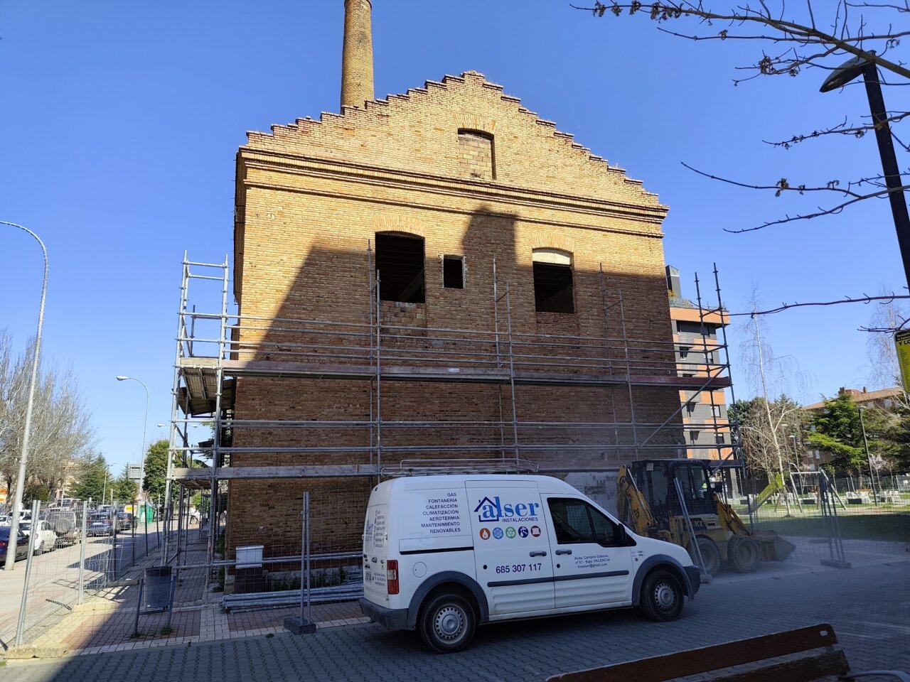 Vista de la Alcoholera en proceso de restauración con andamios