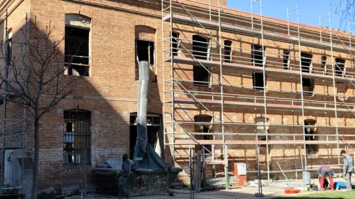 Edificio La Alcoholera en proceso de renovación con andamios