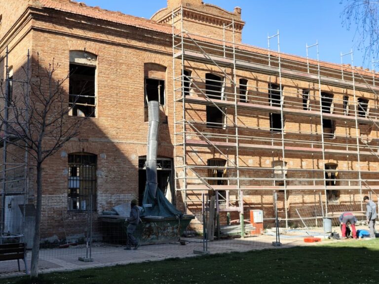 Edificio La Alcoholera en proceso de renovación con andamios