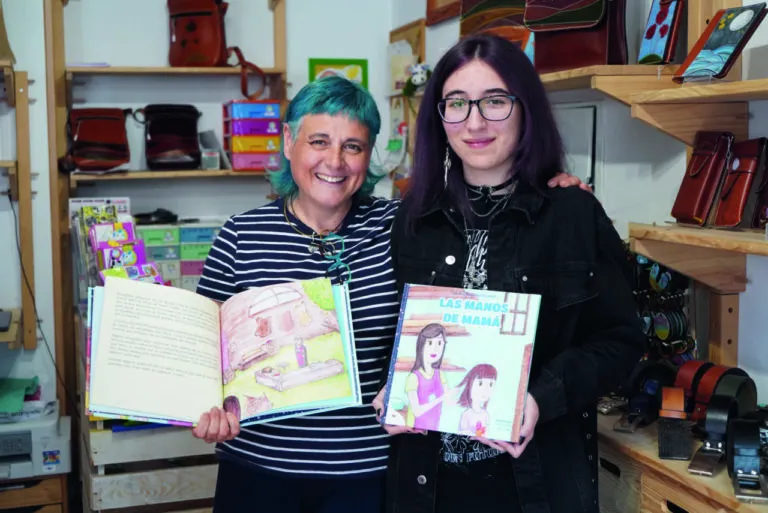Asun Fernández y Paula Sastre con el cuento Las Manos de Mamá
