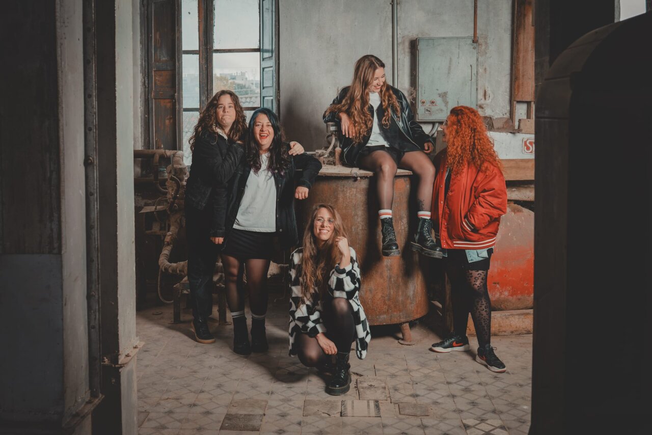 Las Titis en una sesión de fotos en un ambiente urbano