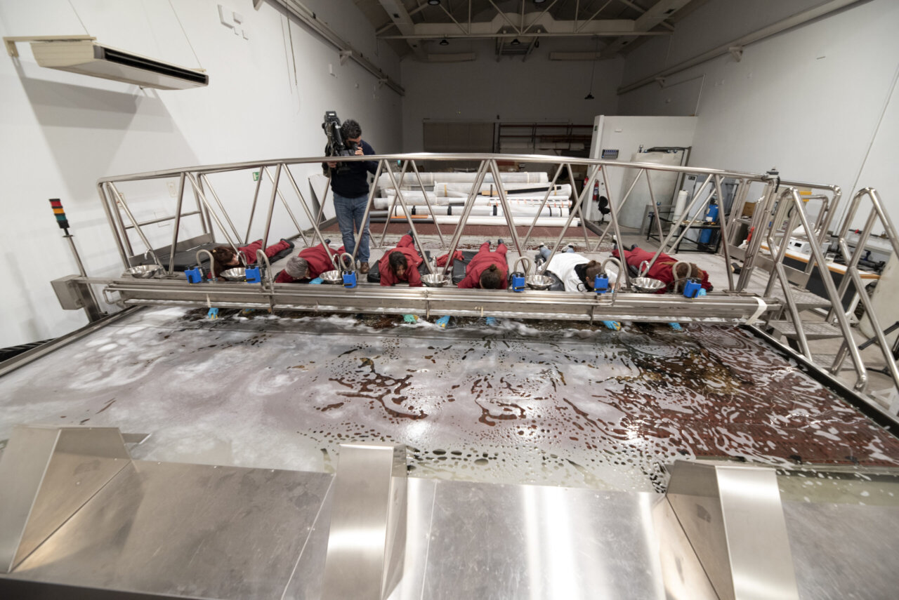 Proceso de lavado de tapices en un taller de restauración textil