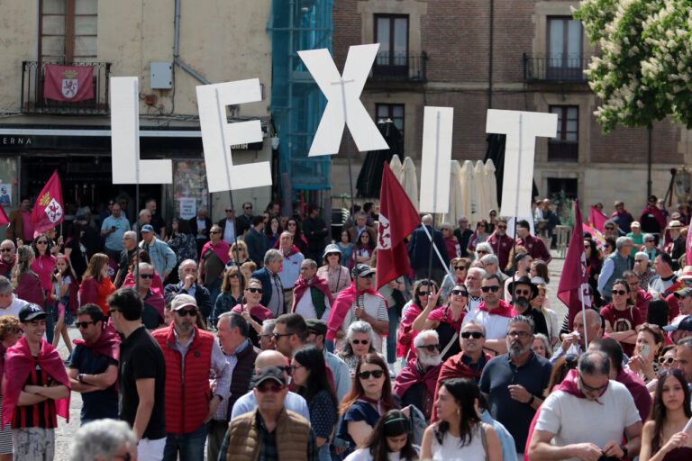 Manifestación leonesista con pancartas en la calle
