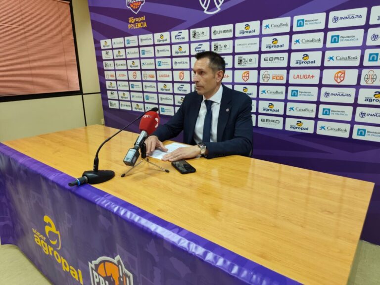 Entrenador Natxo Lezkano en rueda de prensa tras partido