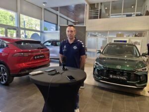 Natxo Lezkano en rueda de prensa en concesionario Autocyl