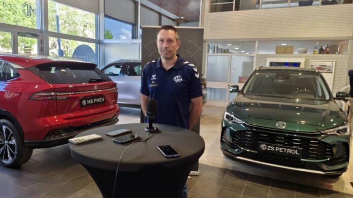 Natxo Lezkano en rueda de prensa en concesionario Autocyl