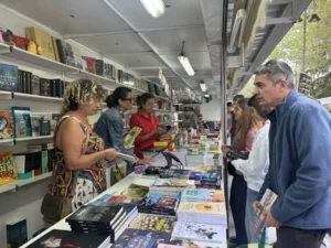 Libreros y editores en un mercado de libros en Palencia