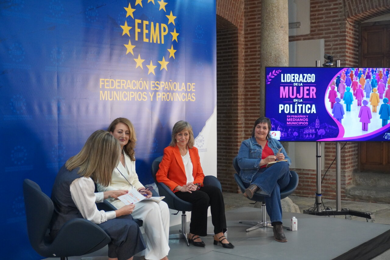 Panel de discusión sobre liderazgo femenino en la política local