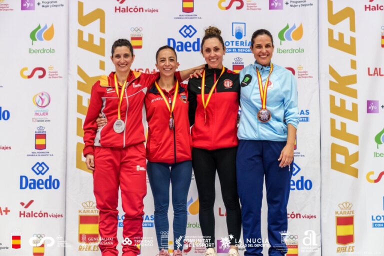 Lidia Díez y otros competidores en el campeonato de karate en La Nucía