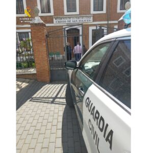 Patrulla de la Guardia Civil en la residencia de mayores Cristo de San Felices