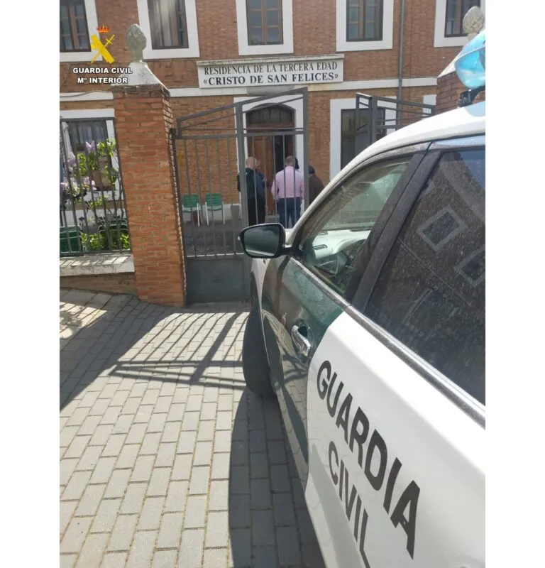 Patrulla de la Guardia Civil en la residencia de mayores Cristo de San Felices
