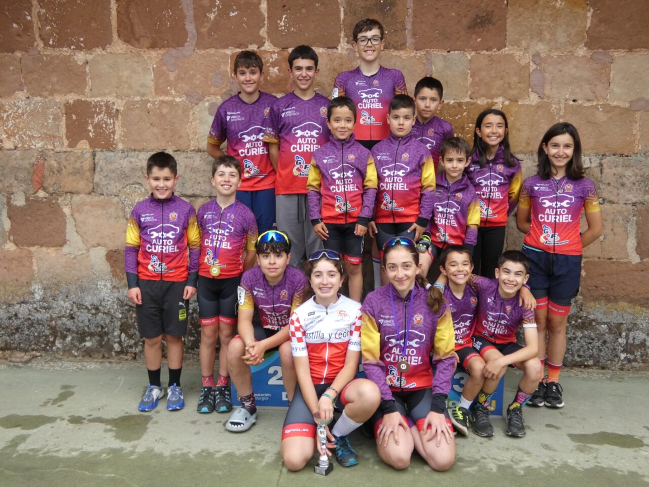 Equipo de ciclistas de la Escuela Auto Curiel en el campeonato regional