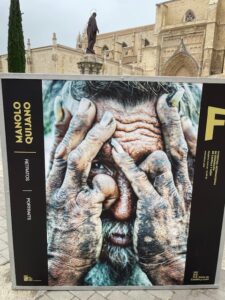 Fotografía de un hombre con manos sucias cubriendo su rostro en Palencia