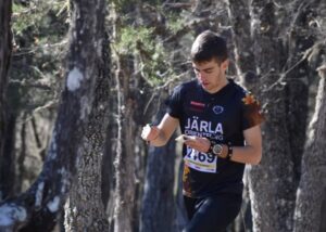 Mateo Puertas corriendo en un evento de orientación en el bosque